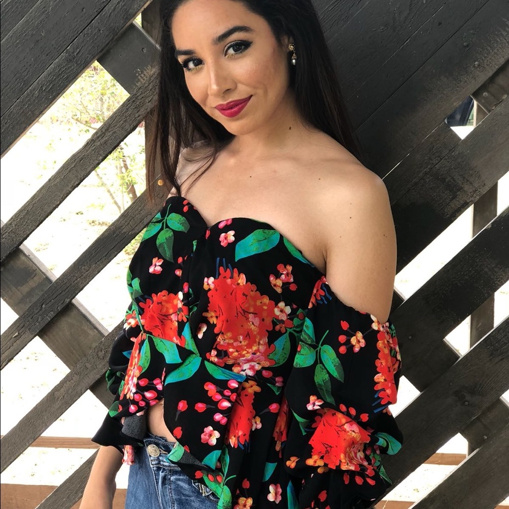 Beautiful Top - Picture 3 of 3